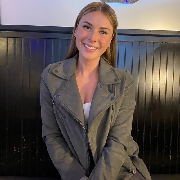 Meet your Posher, Erica - Picture 2 of 4